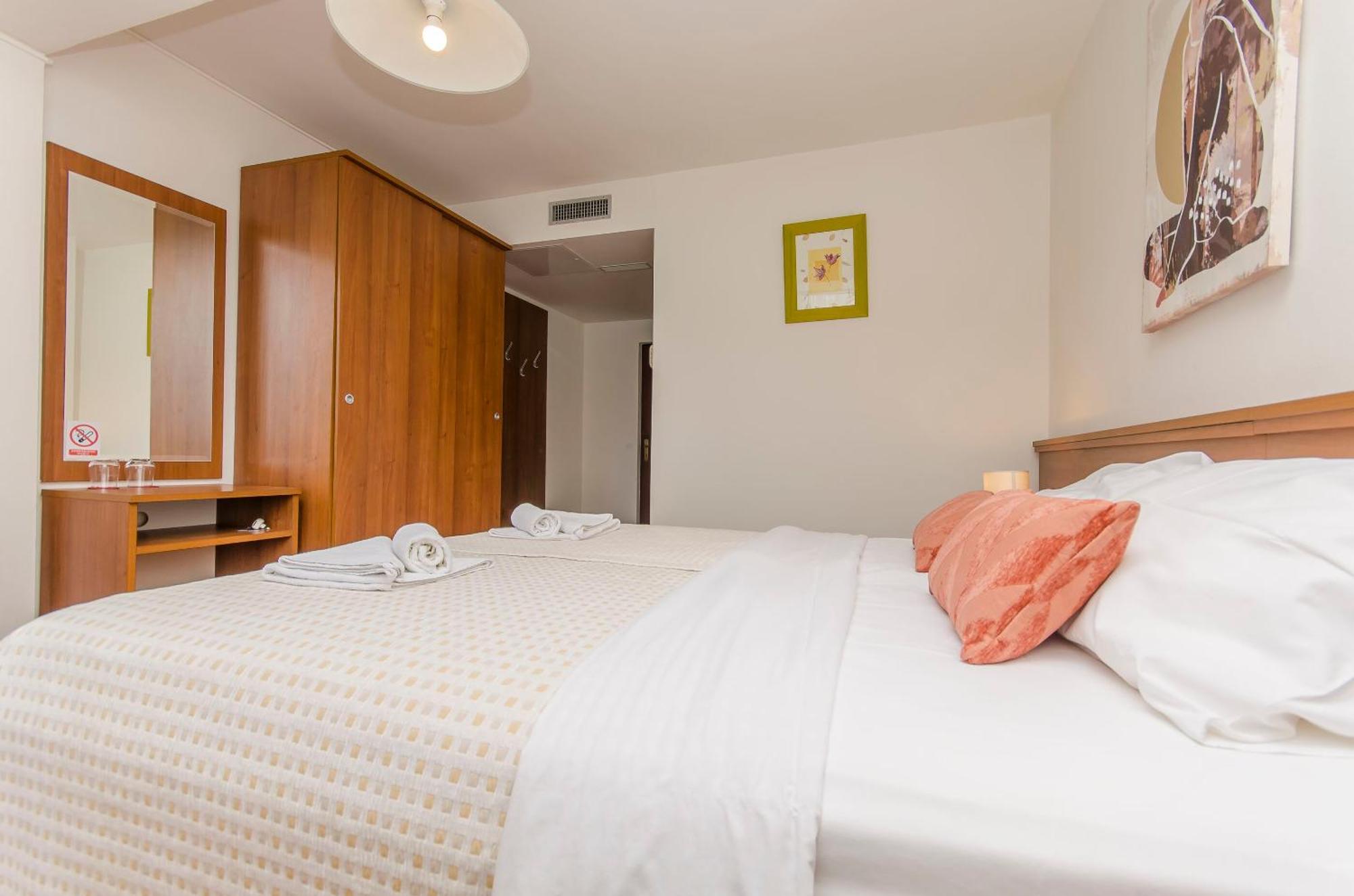 House Hotel Plava Laguna Tisno Bagian luar foto