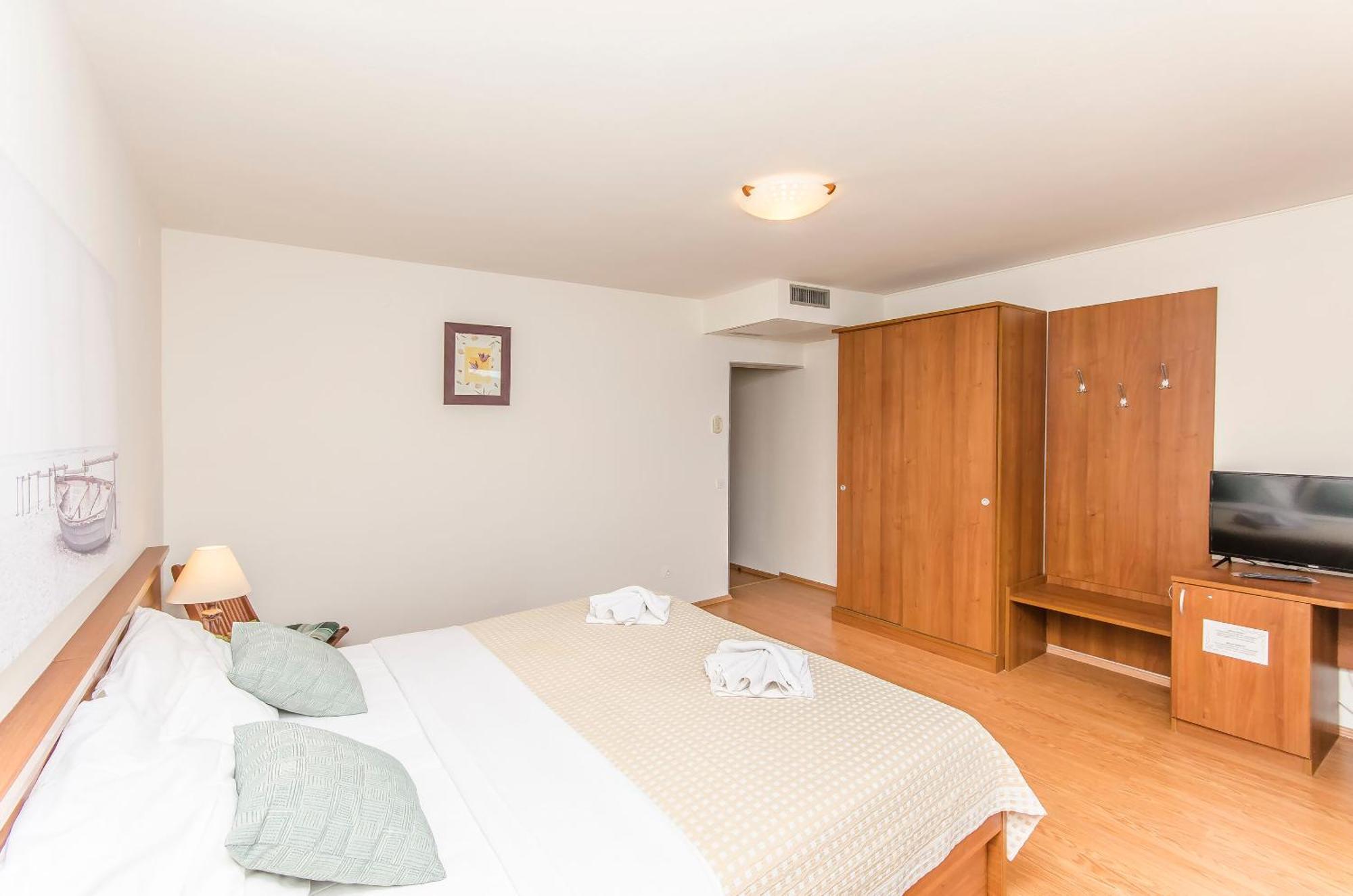 House Hotel Plava Laguna Tisno Bagian luar foto