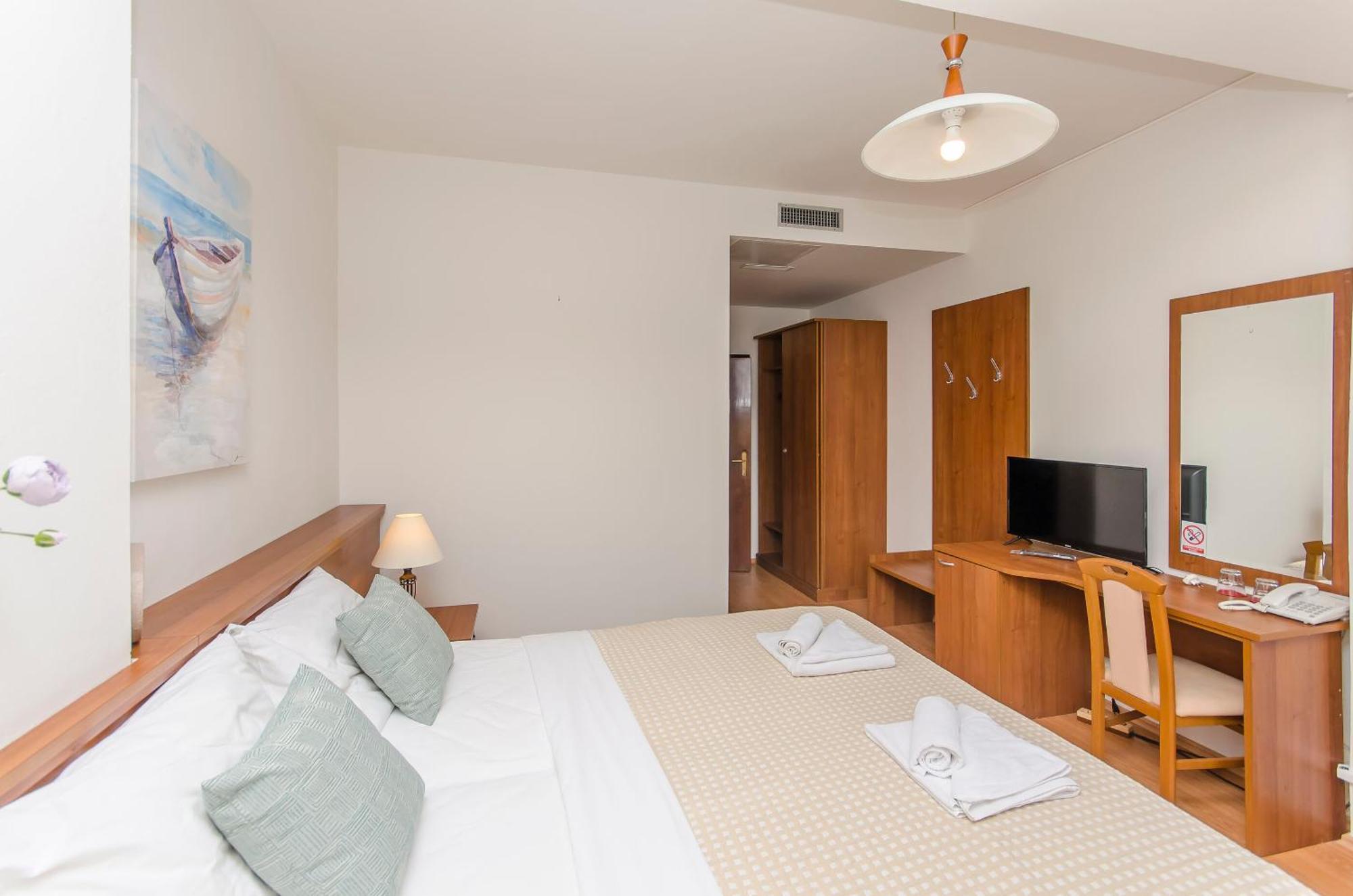 House Hotel Plava Laguna Tisno Bagian luar foto