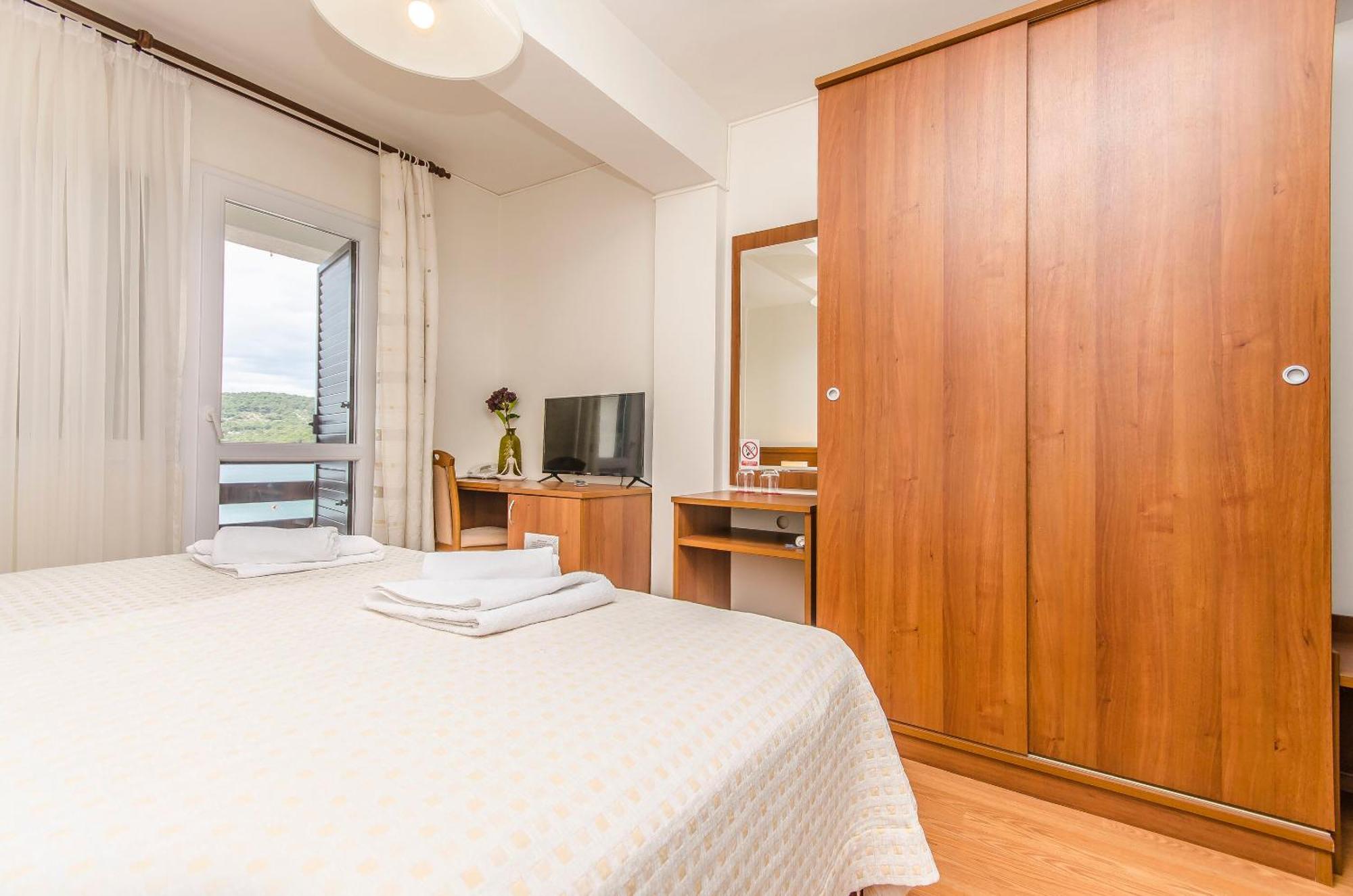 House Hotel Plava Laguna Tisno Bagian luar foto