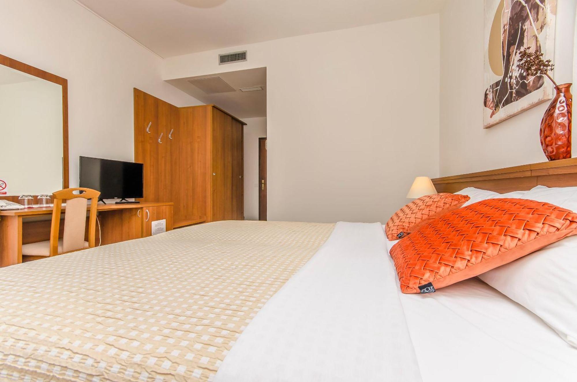 House Hotel Plava Laguna Tisno Bagian luar foto