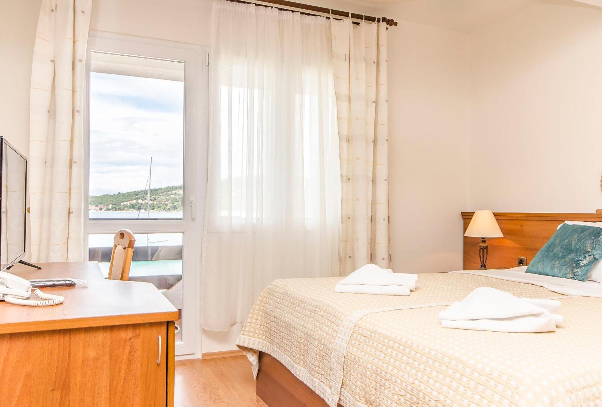 House Hotel Plava Laguna Tisno Bagian luar foto