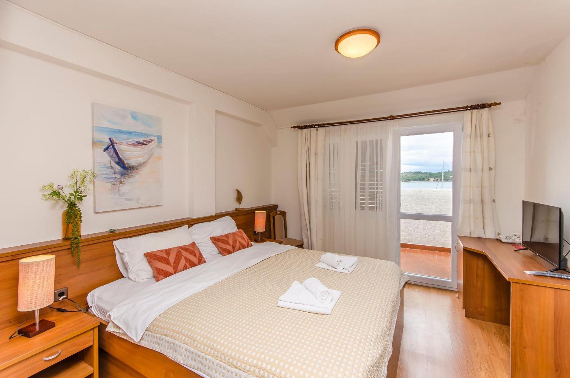 House Hotel Plava Laguna Tisno Bagian luar foto