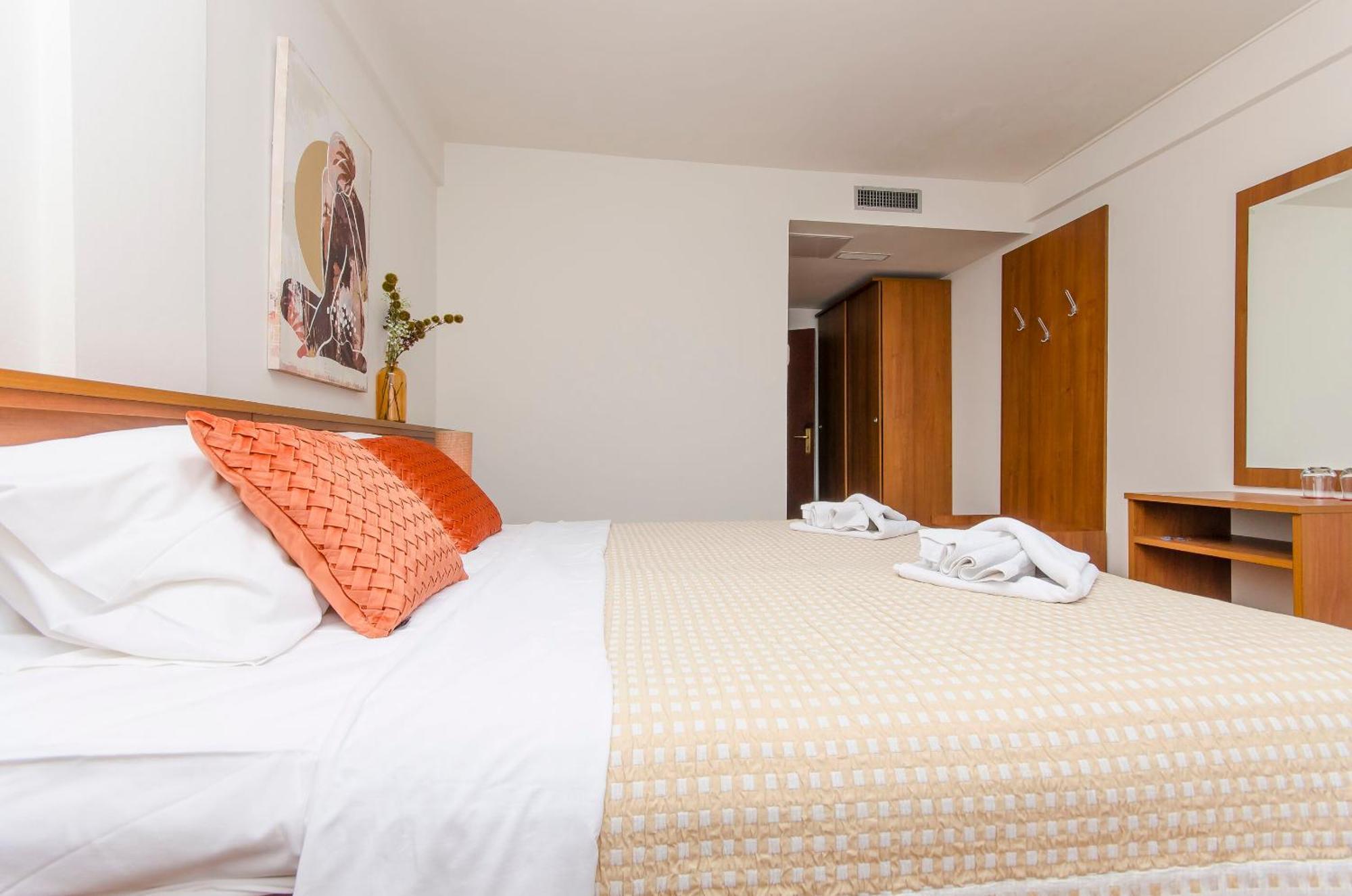 House Hotel Plava Laguna Tisno Bagian luar foto
