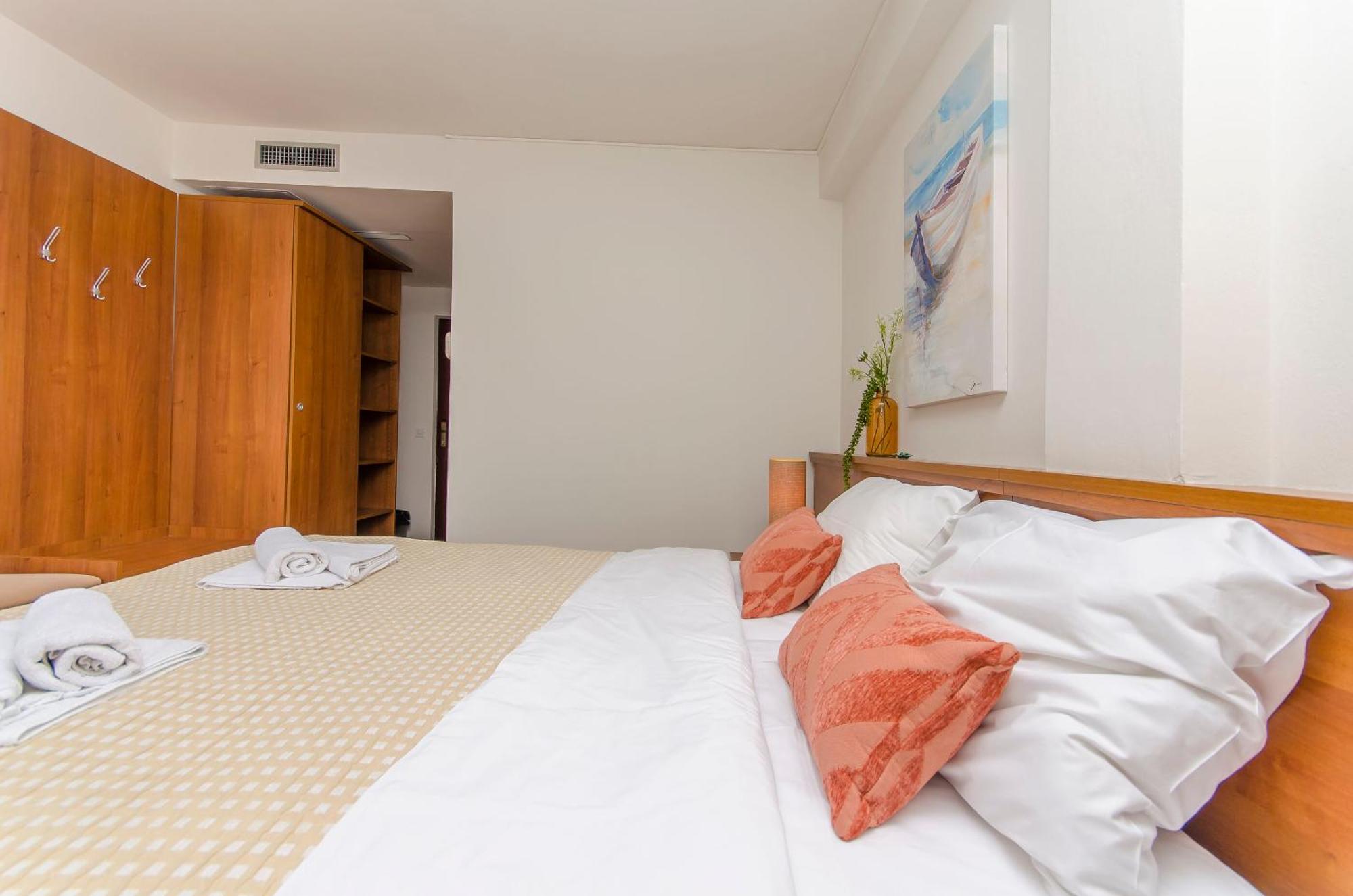 House Hotel Plava Laguna Tisno Bagian luar foto
