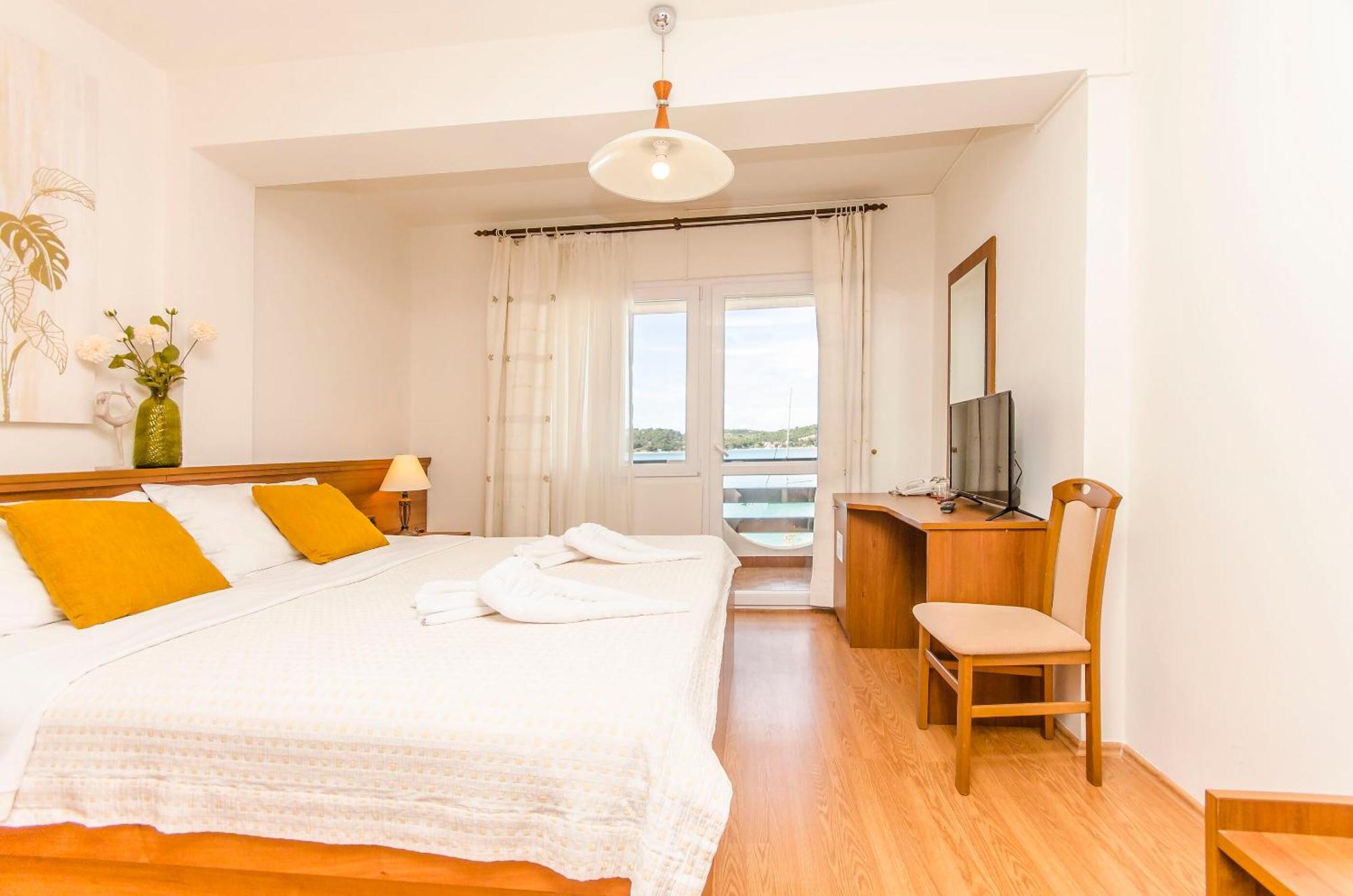House Hotel Plava Laguna Tisno Bagian luar foto