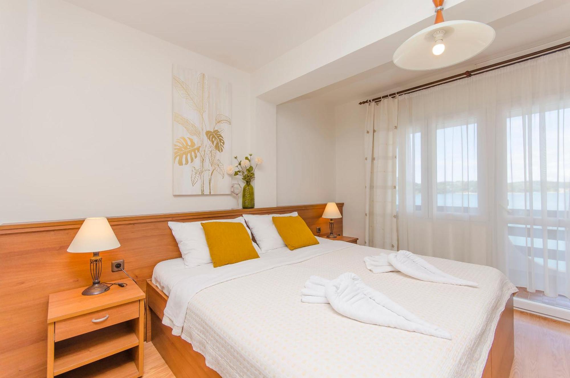 House Hotel Plava Laguna Tisno Bagian luar foto
