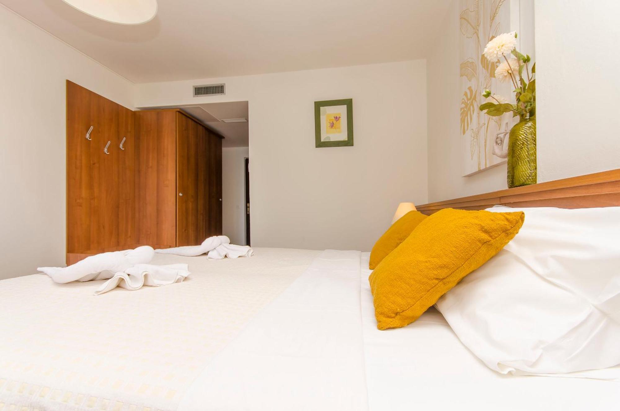 House Hotel Plava Laguna Tisno Bagian luar foto