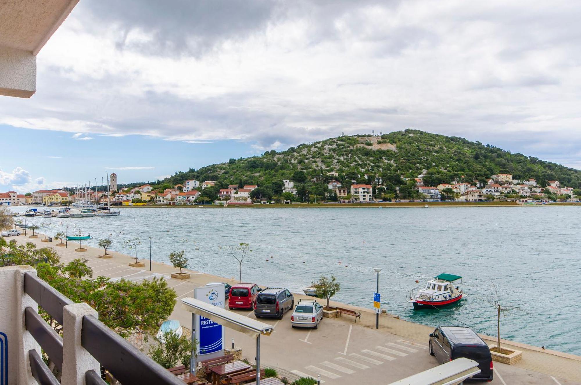 House Hotel Plava Laguna Tisno Ruang foto