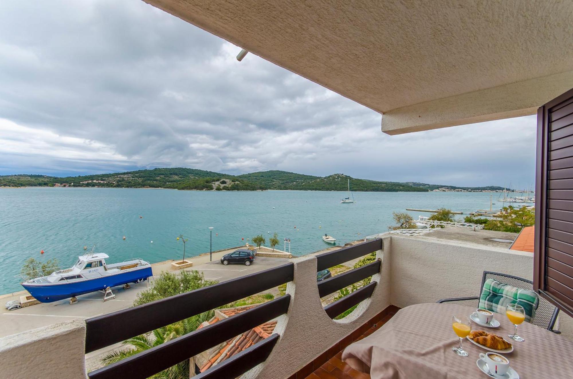 House Hotel Plava Laguna Tisno Ruang foto