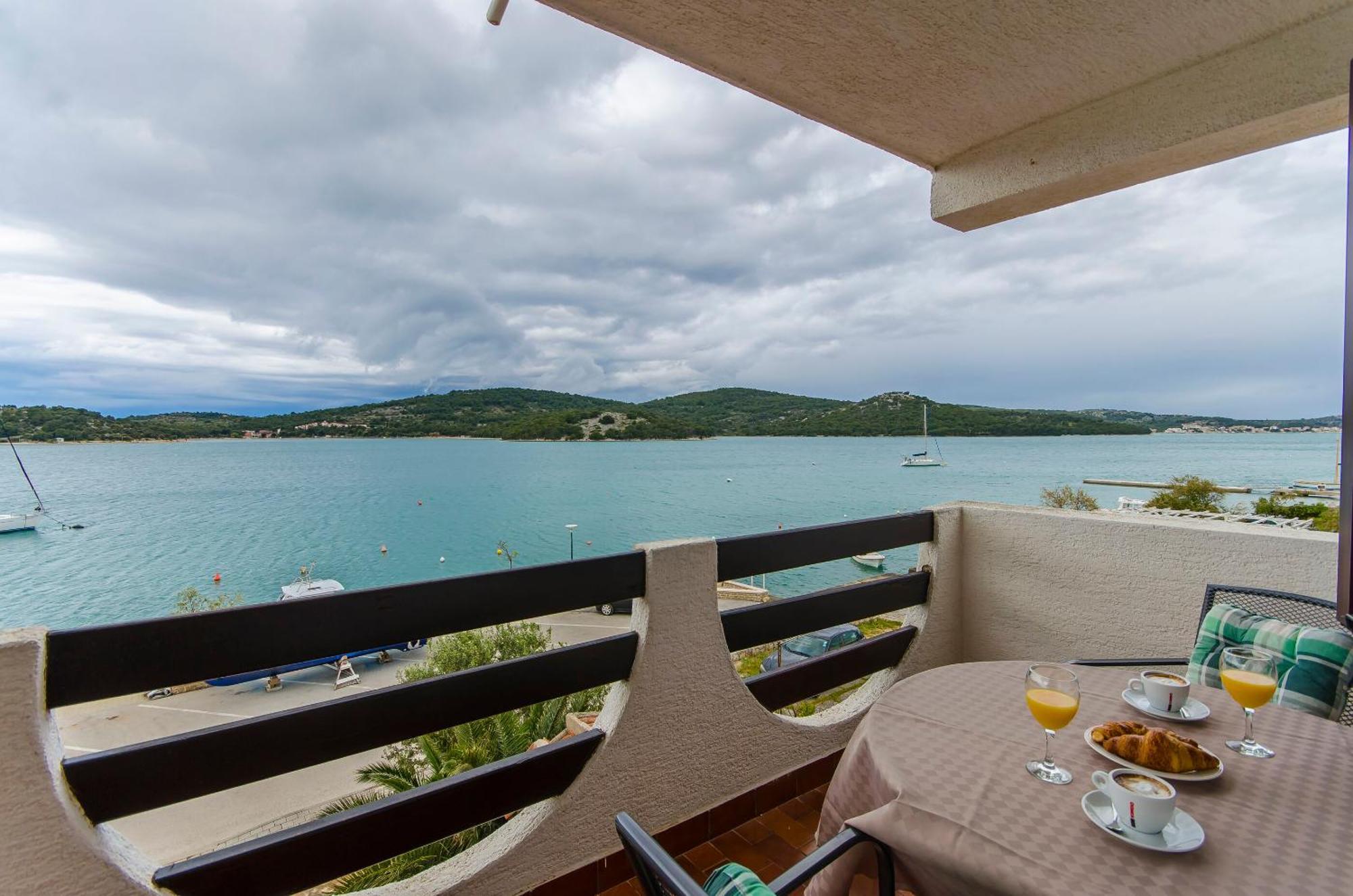House Hotel Plava Laguna Tisno Ruang foto